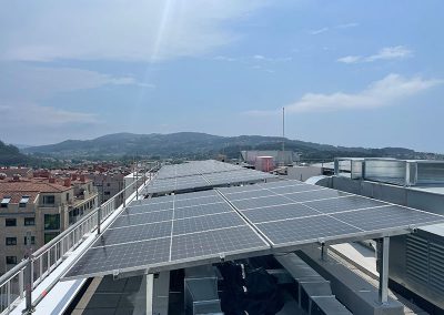 Instalación fotovoltaica de autoconsumo de 46 kW sobre cubierta de edificio en Pontevedra