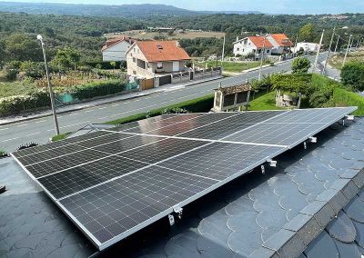 Instalación fotovoltaica para autoconsumo doméstico de 5.5 kW con acumulación en Maceda - Ourense