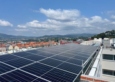 Instalación fotovoltaica de autoconsumo de 46 kW sobre cubierta de edificio en Pontevedra