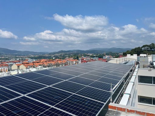 Instalación fotovoltaica de autoconsumo de 46 kW sobre cubierta de edificio en Pontevedra