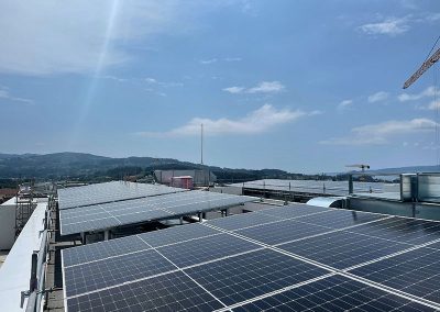 Instalación fotovoltaica de autoconsumo de 46 kW sobre cubierta de edificio en Pontevedra