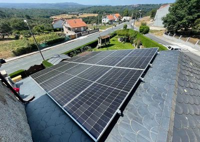 Instalación fotovoltaica para autoconsumo doméstico de 5.5 kW con acumulación en Maceda, Ourense