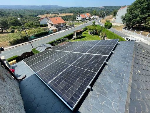 Instalación fotovoltaica para autoconsumo doméstico de 5.5 kW con acumulación en Maceda, Ourense