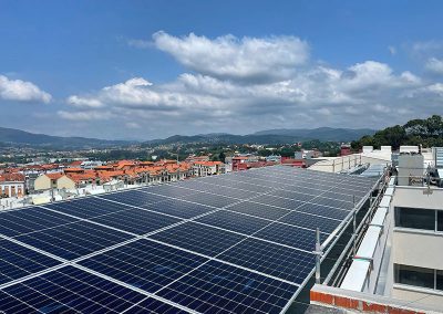 Instalación fotovoltaica de autoconsumo de 46 kW sobre cubierta de edificio en Pontevedra