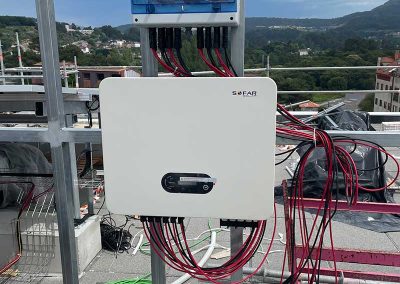 Instalación fotovoltaica de autoconsumo de 46 kW sobre cubierta de edificio en Pontevedra